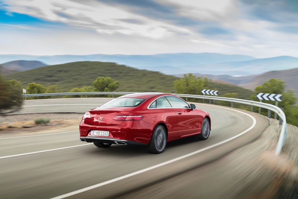 Na początek Mercedes przygotował cztery wersje silnikowe z jednostkami znanymi z Klasy E:
E 220d: diesel 2.0 R4, 194 KM i 400 Nm, przyspieszenie do 100 km/h w 7,4 s.
E 200: benzynowy 2.0 R4, 184 KM i 300 Nm, przyspieszenie do 100 km/h w 7,8 s.
E 300: benzynowy 2.0 R4, 245 KM i 370 Nm, przyspieszenie do 100 km/h w 6,4 s.
E 400 4MATIC: benzynowy 3.0 V6, 333 KM i 480 Nm, przyspieszenie do 100 km/h w 5,3 s.
Zużycie paliwa to parametr, na który można przymknąć oko, ponieważ Mercedes twierdzi, że bazowy diesel spala średnio 4,0 l/100 km. To już bardziej realnie wygląda informacja na temat zużycia w E400, gdzie wynosi ono 8,4 l/100 km.