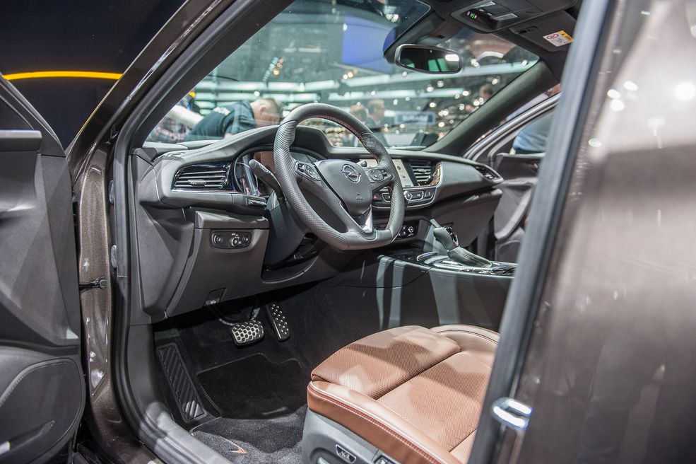 Opel OnStar to zbiór wielu funkcji wykorzystujących połączenie z internetem, dzięki którym podróż staje się łatwiejsza i bardziej komfortowa. Wśród możliwości tego bardzo rozbudowanego systemu znajdują się między innymi wyszukiwanie okolicznych restauracji czy stacji benzynowych, diagnostyka pojazdu, śledzenie samochodu w przypadku jego kradzieży, automatyczne wezwanie służb ratunkowych po zderzeniu czy zdolność do wezwania pomocy drogowej nawet w miejscu, gdzie komórka kierowcy znajduje się poza zasięgiem.
Opel przygotował nawet specjalną aplikację na smartfony, dzięki której kierowca może zdalnie skontrolować stan ciśnienia opon i paliwa w baku, czy choćby sprawdzić, gdzie zostawił samochód na parkingu.