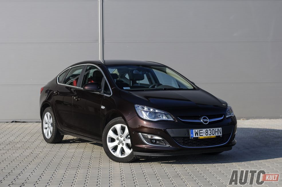 Elegancki i dość stary już Opel Astra