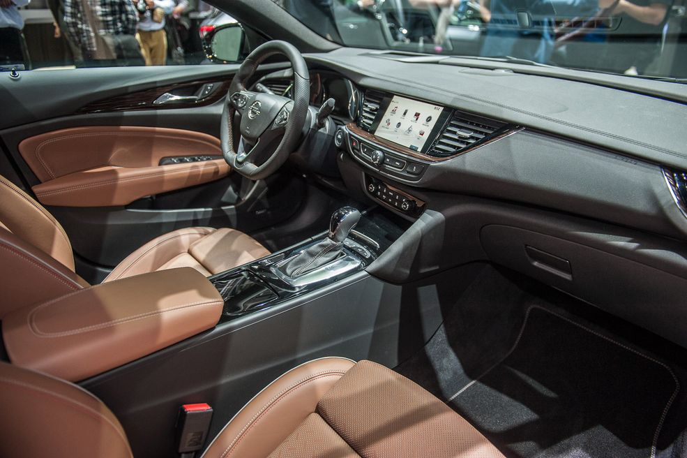Odświeżone menu pokładowe IntelliLink jest prostsze i szybsze w obsłudze. Co ciekawe, dzięki Apple CarPlay i Android Auto potrafi także odwzorować na centralnym wyświetlaczu menu wybranych telefonów. Zupełnie nowe funkcje przynosi rozbudowany system Opel OnStar.