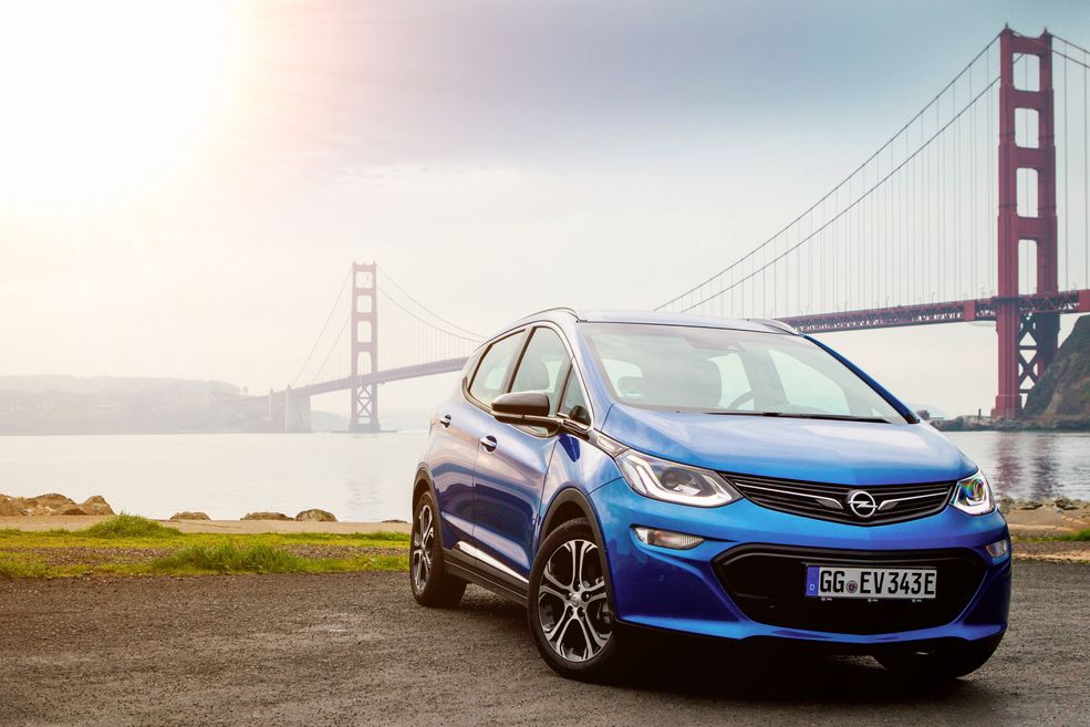 Opel Ampera-E
Wycieczkę kończymy w Europie, gdzie czeka najrozsądniejszy z opisywanych samochodów. Chociaż Opel ma polską podstronę o Amperze-E to samochód nie jest oficjalnie dostępny w kraju. Szkoda, bo tym "elektrykiem" producent mógłby osiągnąć spory sukces (co zresztą robi w Norwegii). Wóz jest wyraźnie tańszy od Tesli, wygląda bardzo dobrze, jest przestronny a zasięg może przekroczyć 500 km. Przy odpowiednim finansowaniu mógłby być impulsem, który pchnąłby rynek samochodów w Polsce mocno do przodu.