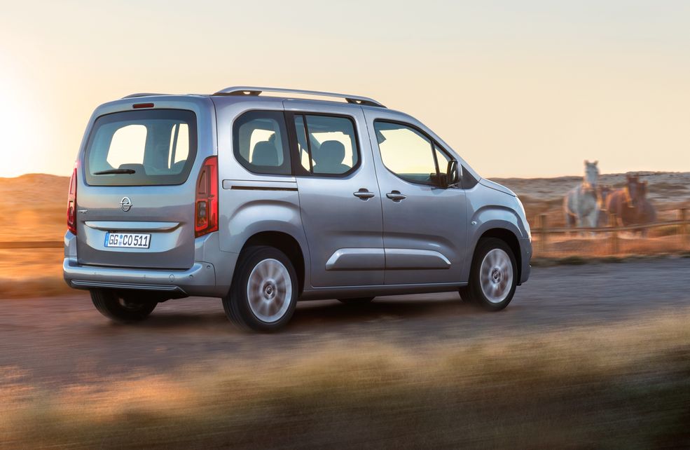 Mało który kombivan będzie wyposażony tak bogato w systemy bezpieczeństwa, których rdzeniem jest kamera Opel Eye. Umożliwia ona skanowanie drogi przed pojazdem, dzięki czemu kierowca ma asystenta pasa ruchu, hamulec antykolizyjny, adaptacyjny tempomat czy system rozpoznawania znaków drogowych. Oczywiście jak każdy Opel, również nowe Combo będzie wyposażone w asystenta kierowcy Opel OnStar. Nie zabraknie kamer pokazujących pojazd z lotu ptaka.