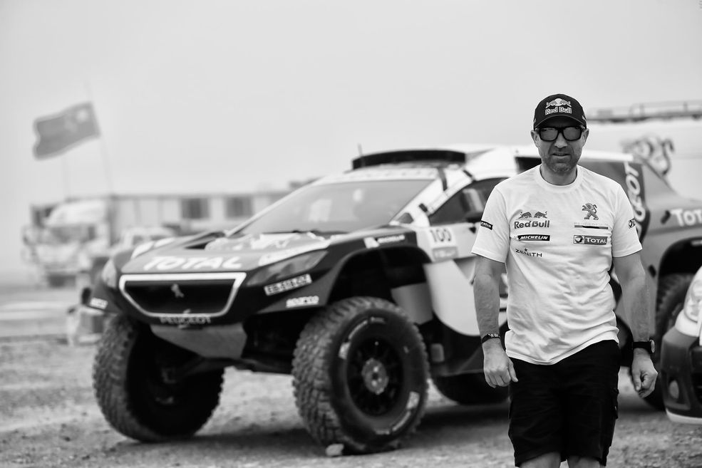 Stéphane Peterhansel wygrał swój dwunasty Dakar w tym roku i nie zamierza składać broni przed przyszłoroczną edycją. Ostatni sukces zawdzięcza m. in. pracy ekipy Peugeot Sport, która przygotowała znakomity wóz, niedający szans rywalom. To Peugeot 2008 DKR, który niebawem przejdzie do historii.