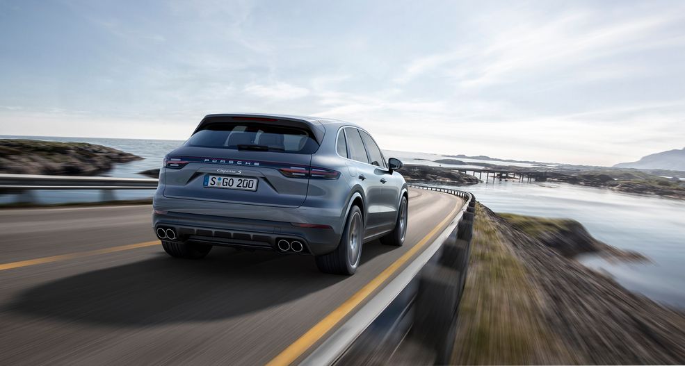 Porsche Cayenne to typowo szosowy SUV, ale mimo to otrzymał cztery programy do jazdy po bezdrożach: Mud (błoto), Gravel (żwir), Sand (piach) oraz Rocks (skały). Pneumatyczne zawieszenie pozwala podnieść prześwit.