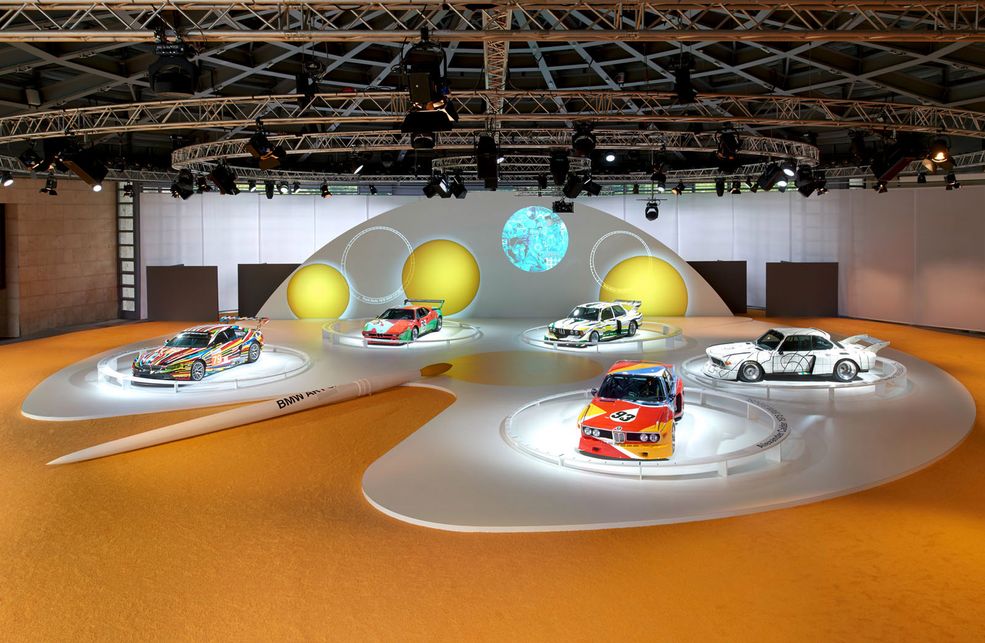 BMW Art Cars to połączenie rzeźby z malarstwem. Pierwszy czynnik to sam sportowy samochód, który przyciąga wyglądem swojej niesamowitej bryły. Dopełnienia niezwykłej formy na przestrzeni czterech dekad dokonywali różni artyści, malujący na karoseriach BMW.