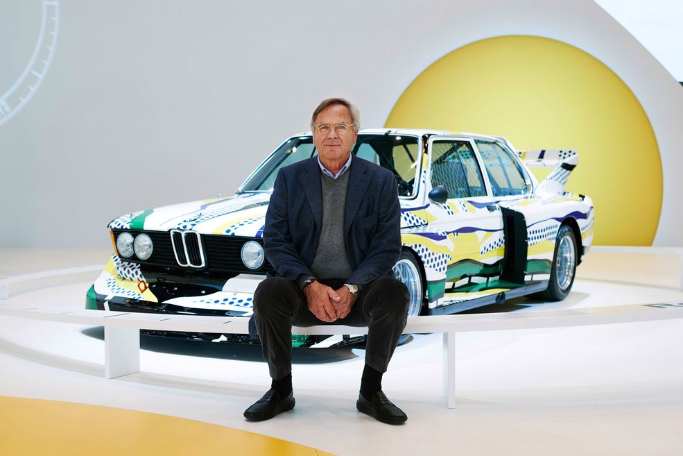 Samochód: BMW 320i Turbo
Rocznik: 1977
Autor: Roy Lichtenstein
Na zdjęciu przed autem Jochen Neerpasch, współzałożyciel i ojciec projektu BMW Art Car Collection.
