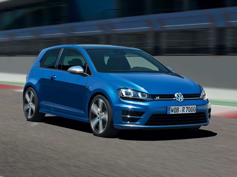 Kolejnym mocarnym sprinterem, którego dostaniemy za mniej niż 200 tys. zł jest Volkswagen Golf R. Wyposażony w napęd 4Motion hot hatch dysponuje mocą równą 300 KM. Z opcjonalną skrzynią DSG rozpędza się on do 100 km/h w 4,9 s. Volkswagen nie wyróżnia na swojej stronie czasu dla wersji z ręczną przekładnią. Prędkość maksymalna tego wozu wynosi 250 km/h. Ceny Golfa R zaczynają się od 151 290 zł za wersję z przekładnią ręczną i 159 490 zł za model wyposażony w DSG.
