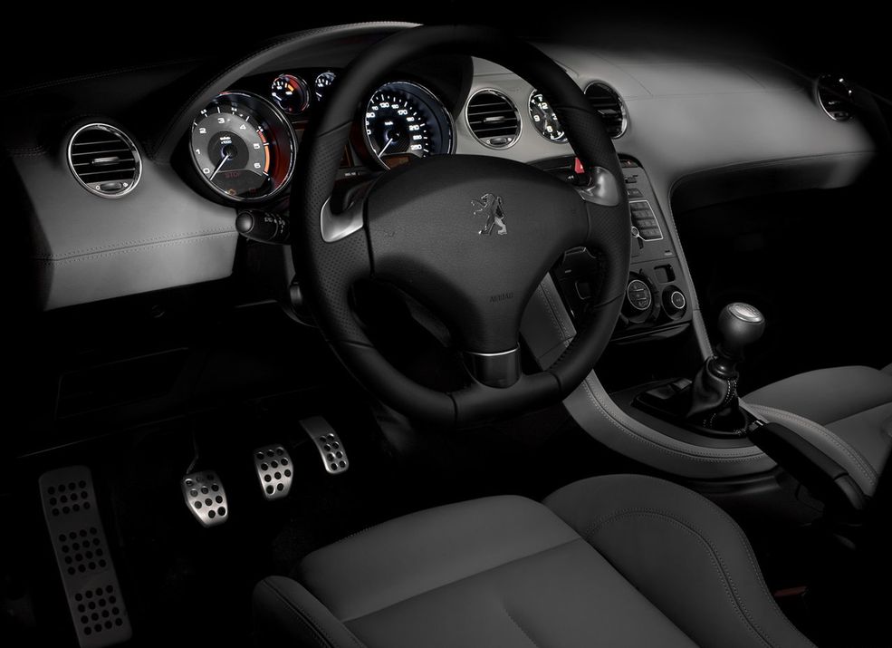 Peugeot RCZ Peugoty zawsze projektowano z pasją, ale wnętrza pozostawiały wiele do życzenia. Model RCZ zrywa z tą niechlubną przeszłością.