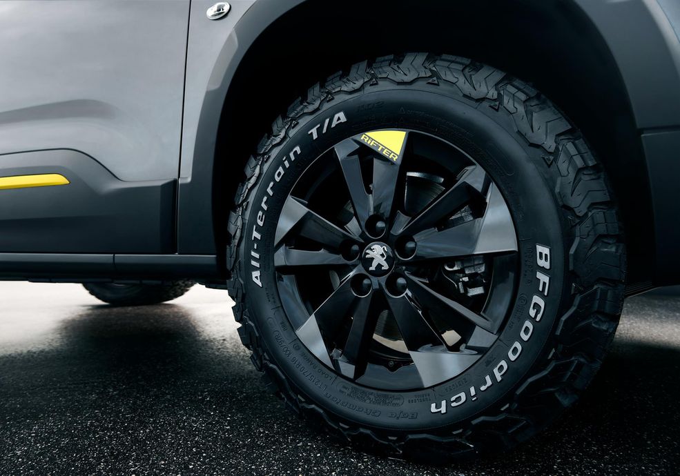 Podniesiony o 80 mm prześwit i terenowe ogumienie to za mało dla pojazdu, który ma pokonywać trudny teren. Dlatego firma Dangel przygotowała prosty system napędu 4x4, w którym za rozdział siły napędowej pomiędzy osie odpowiada wielkopłytowe sprzęgło.