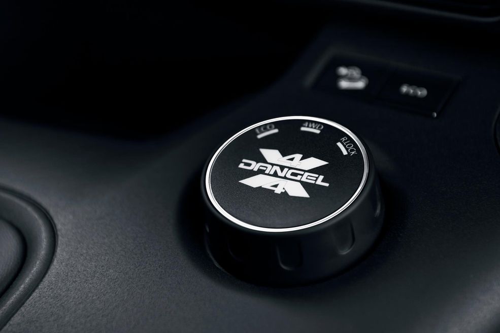 Jest też blokada tylnego mechanizmu róznicowego, która przyda się podczas jazdy po grząskim lub kamienistym podłożu. Uruchamia się ją pokrętłem, które służy również do odłączania tylnego napędu (pozycja Eco).