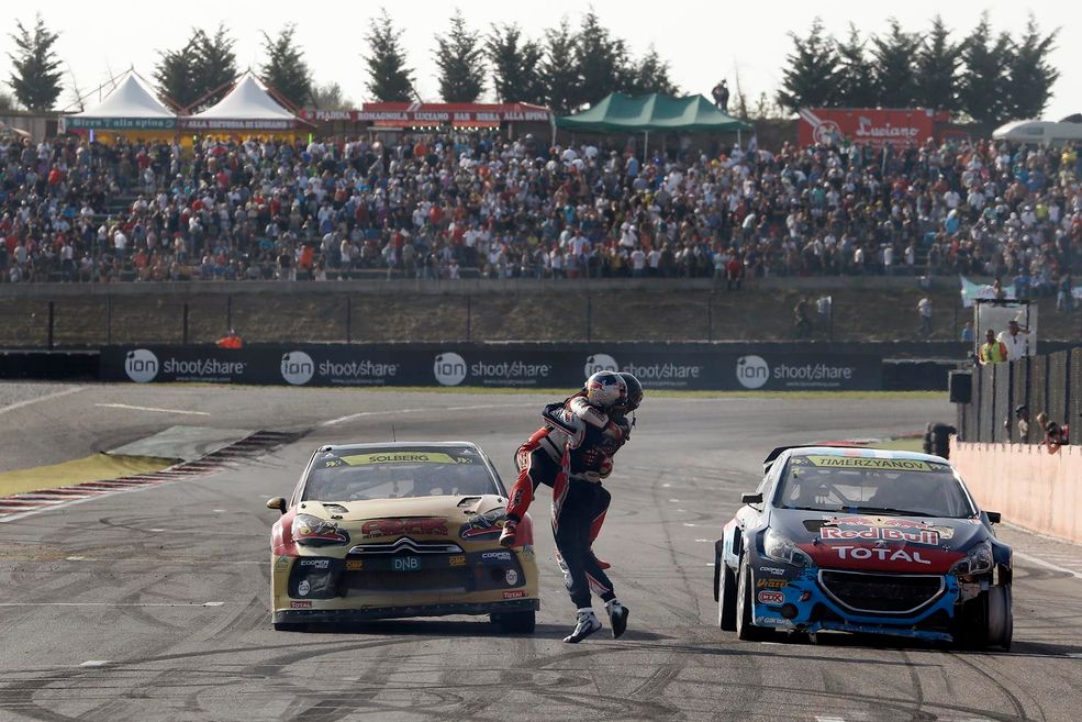 W Rallycross RX można kręcić bączki, można jeździć bez pasów po zakończeniu wyścigu i można się zatrzymać, by pogratulować rywalowi.