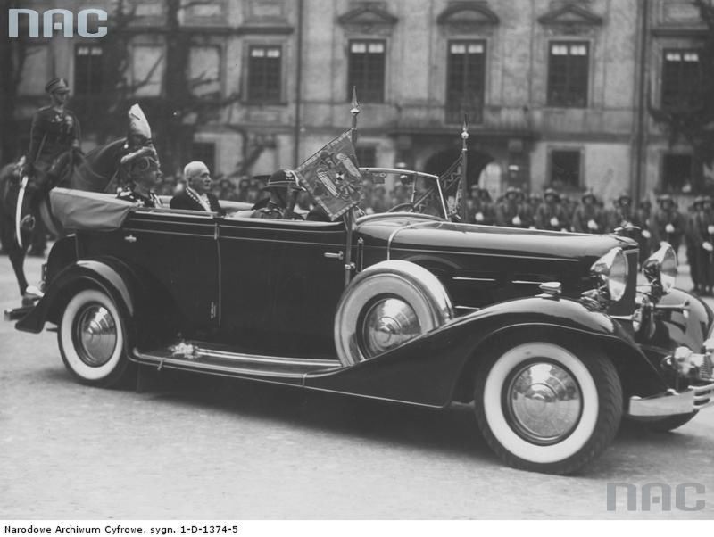 1937
Wizyta oficjalna króla Rumunii Karola II i rumuńskiego następcy tronu księcia Michała w Polsce. Król Rumunii Karol II (z lewej) i prezydent RP Ignacy Mościcki w samochodzie na dziedzińcu Zamku Królewskiego. Na drugim planie widoczna Kompania Honorowa Wojska Polskiego.