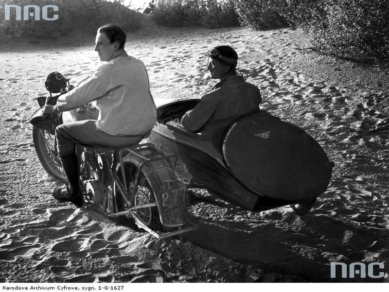 1935
Nieznani mężczyźni na motocyklu Sokół 1000