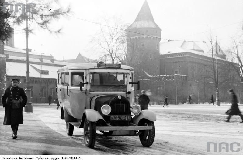 1932.02
Autobus komunikacji miejskiej w Krakowie w pobliżu Barbakanu