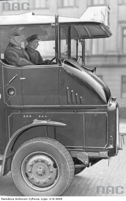 1931.11
Autobus Somua w Warszawie. Widoczny kierowca i posterunkowy przydzielony w celu zwiększenia bezpieczeństwa pasażerów.
