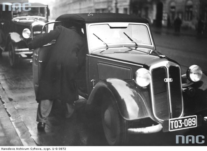 1937
Taksówka na postoju w Warszawie