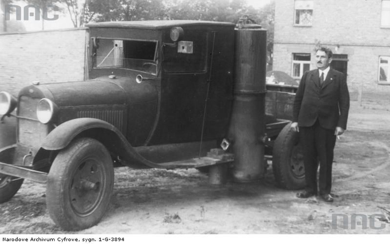 Data nieznana
Prezentacja gazogeneratora wynalazku Hipolita Stroińskiego. Wynalazca stoi obok samochodu ciężarowego marki Ford z zamontowanym wynalazkiem.
