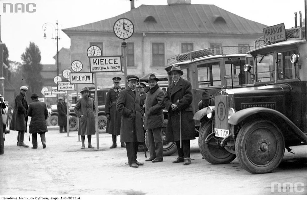 1928.10
Pasażerowie na dworcu autobusowym na pl. Świętego Ducha w Krakowie. Widoczne autobusy stojące przy stanowiskach.