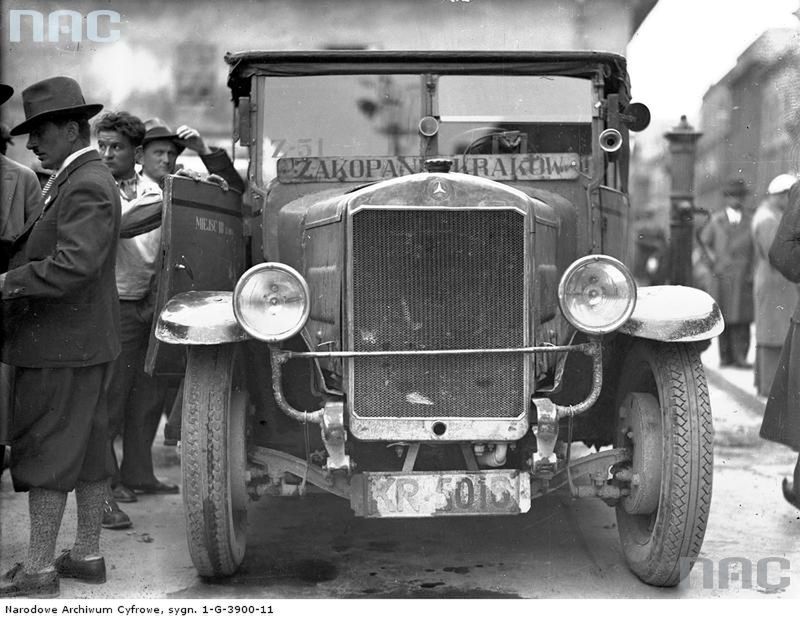 1932.06
Dworzec autobusowy na placu Świętego Ducha w Krakowie. Na stanowisku widoczny autobus marki Mercedes.