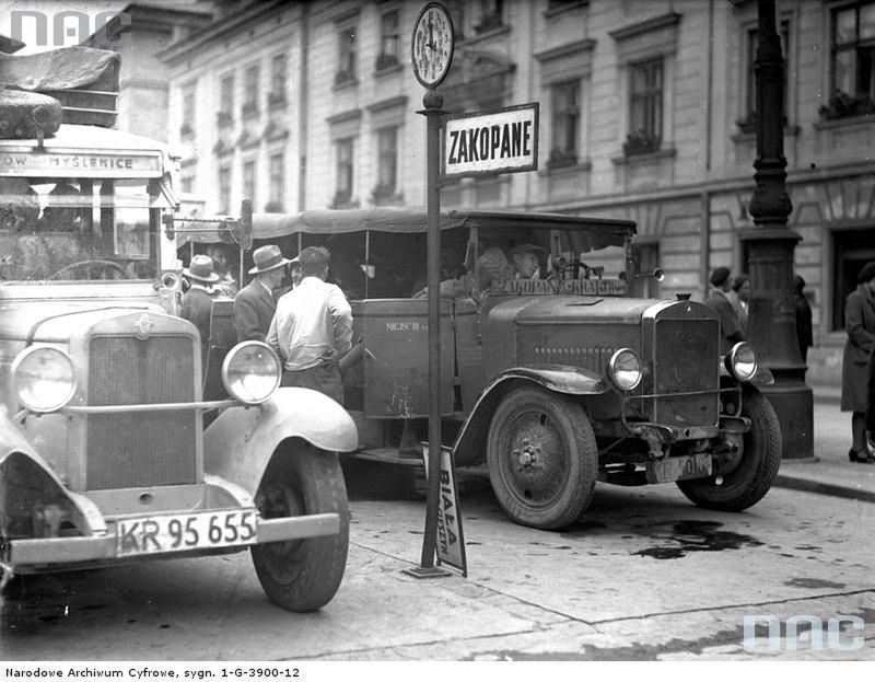 1932.06
Dworzec autobusowy na placu Świętego Ducha w Krakowie. Na stanowisku widoczny autobus marki Mercedes.