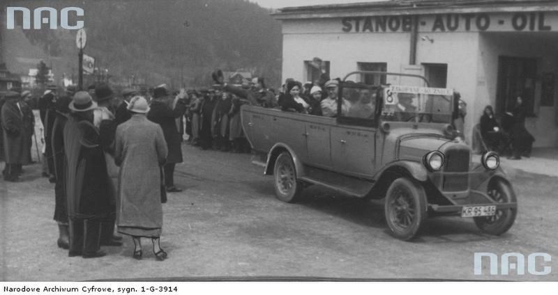 1933
Odjazd odkrytego autobusu z dworca autobusowego w Zakopanem do Morskiego Oka. Widoczny fragment budynku dworcowego.
