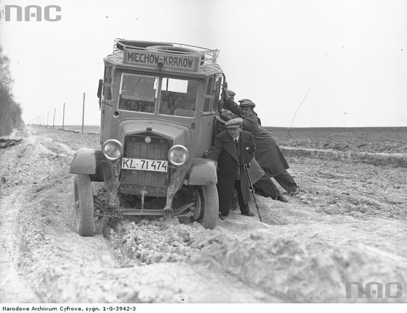 1932.05
Autobus na trasie Miechów-Kraków wyciągany z błota przez pasażerów.