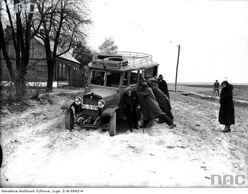 1932.05
Wydobywanie autobusu z błota. Linia kursująca na trasie Miechów-Kraków