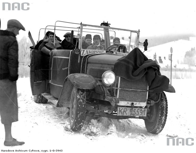 1933.12
Odkryty autobus kursujący na linii Zakopane-Morskie Oko. Widoczny sprzęt narciarski.