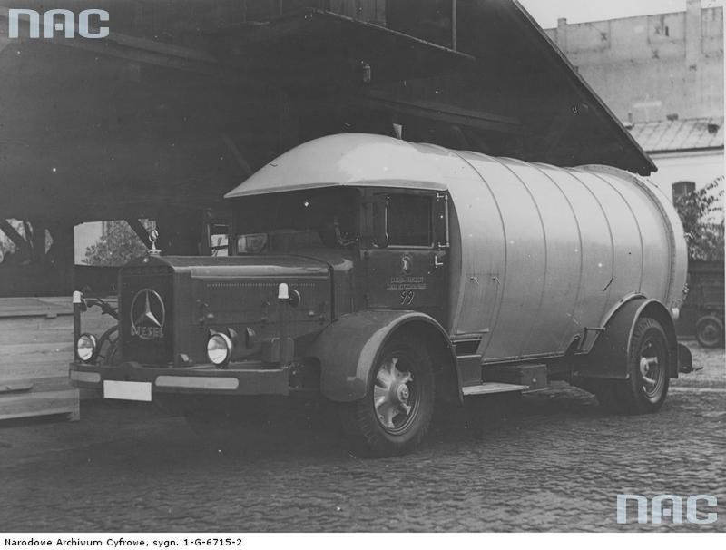1937
Śmieciarka marki Mercedes z taboru Zakładu Oczyszczania Miasta w Warszawie