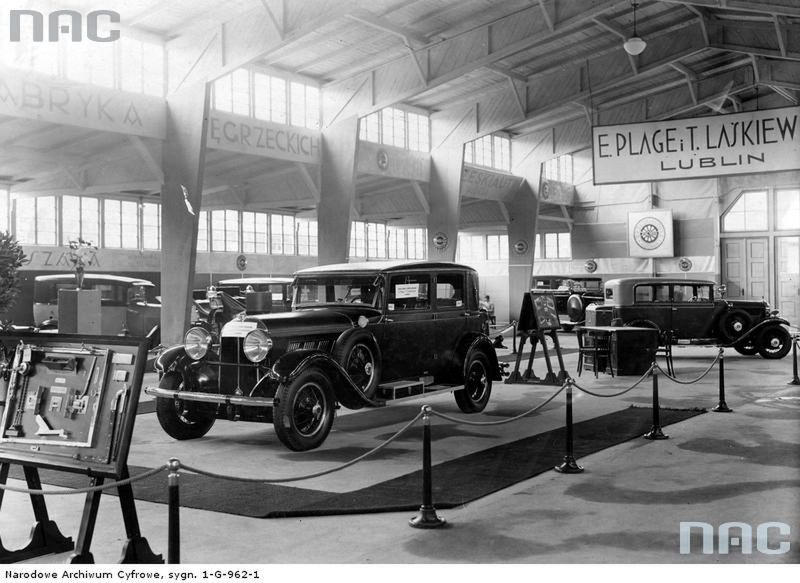 1929
Pawilony przemysłu samochodowego na Powszechnej Wystawie Krajowej w Poznaniu; widoczny Polski Fiat 508 (na pierwszym planie) oraz Polski Fiat 518 (pierwszy z prawej na drugim planie).