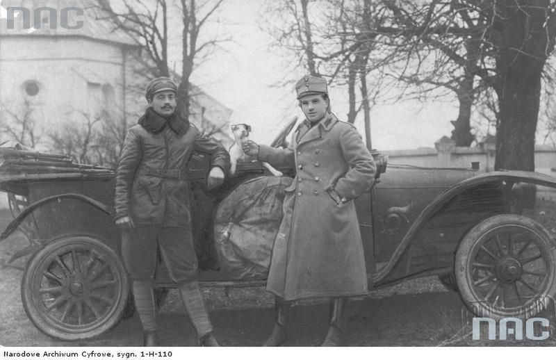 Data nieznana
Samochód komendanta Józefa Piłsudskiego marki Panhard-Levassor oraz szoferzy: Józef Lew (z prawej) i Michał Sawicki (z lewej).