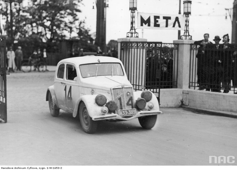 XII Międzynarodowy Rajd Automobilklubu Polski. Na zdjęciu Jan Ripper w Lancii Aprilii przekracza metę drugiego etapu
Data: 06.1939
Miejsce: Poznań