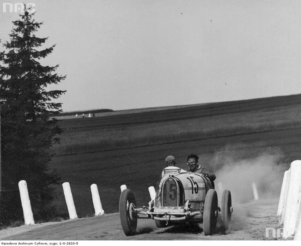 Rajd samochodowy pod Ojcowem; Jan Ripper w swoim Bugatti.
Data: 06.1930
Miejsce: Ojców