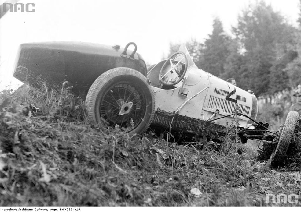 Rajd samochodowy w Ojcowie. Rozbite Bugatti należące do Henryka Paschalskiego.
Data: 06.1937
Miejsce: Ojców
