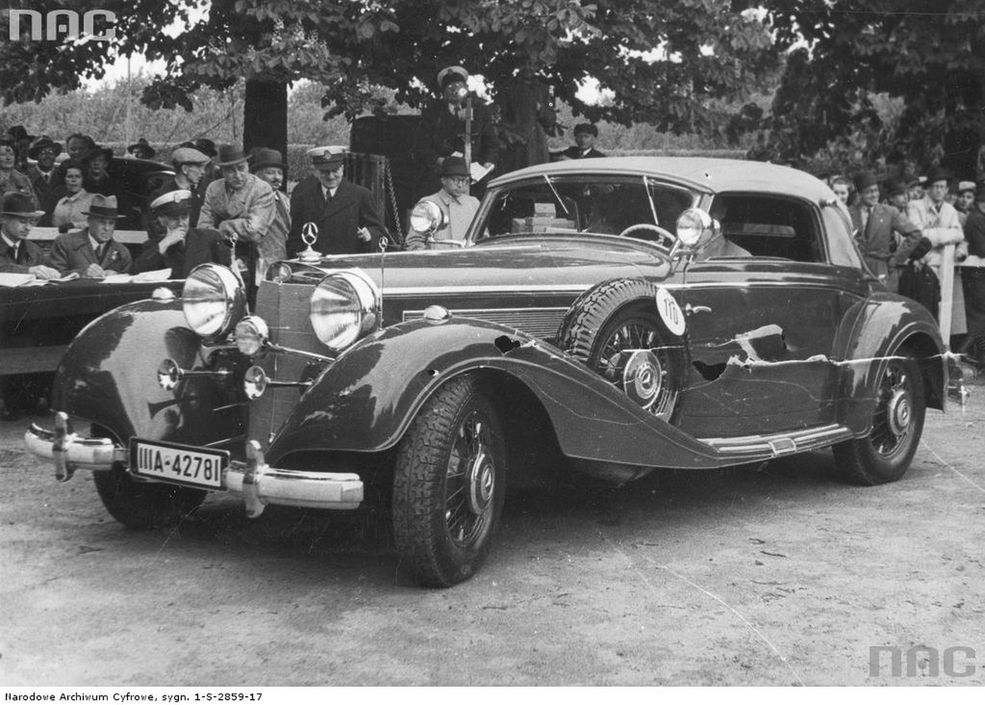 Pokaz i konkurs piękności samochodów i motocykli w Warszawie. Na zdjęciu zdobywca nagrody Grand Prix: Mercedes-Benz model W29 typ 540K Cabriolet A. Powstało jedynie 116 egzemplarzy tej wersji.
Data: 05.1938
Miejsce: Warszawa, park im. Ignacego Jana Paderewskiego