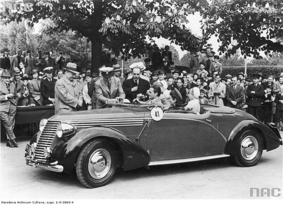 Pokaz i konkurs piękności samochodów i motocykli w Warszawie. Na zdjęciu aktor Adolf Dymsza w samochodzie Lancia Farina odbiera nagrodę z rąk wiceprezesa Automobilklubu Polski Janusza Regulskiego
Data: 05.1938
Miejsce: Warszawa, park im. Ignacego Jana Paderewskiego