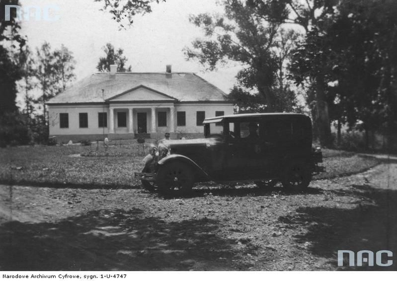 1931
Samochód przed dworem Piłsudskich w Pikieliszkach