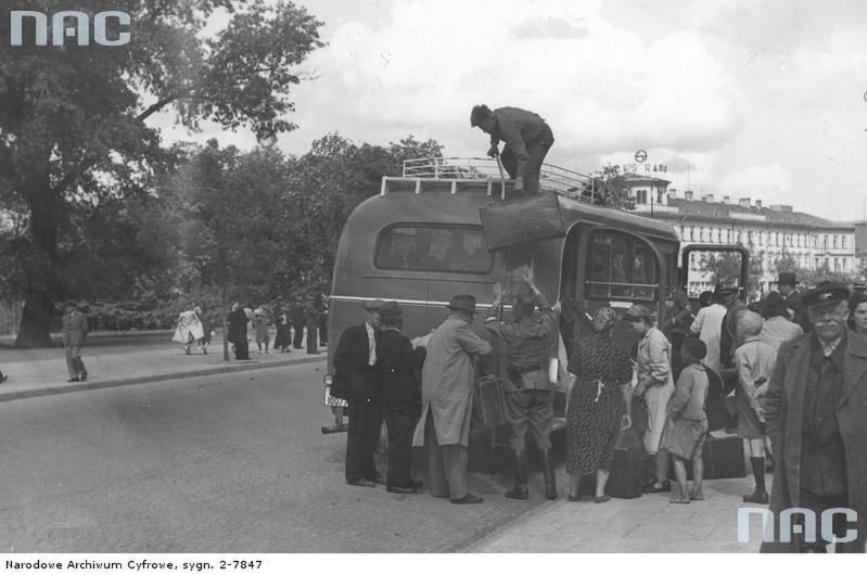 1939
Tłum ludzi przed autobusem linii pocztowej Lublin - Zamość.