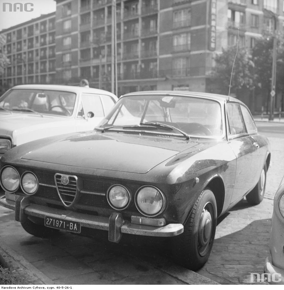 Alfa Romeo 1750 GT Veloce
Szacowany okres: 1969 - 1983
Miejsce: Warszawa, ul. Krucza