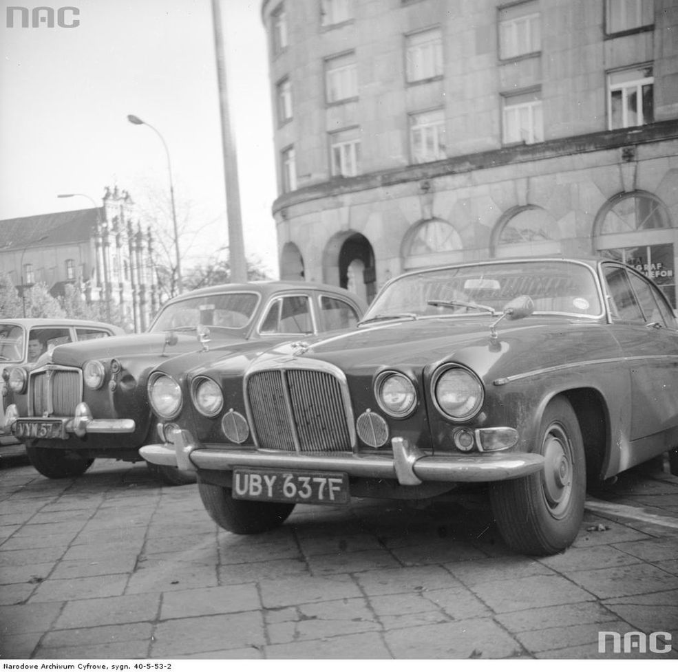 Jaguar 420G
Szacowany okres: 1969 - 1983
Miejsce: Warszawa, parking przed Hotelem Europejskim