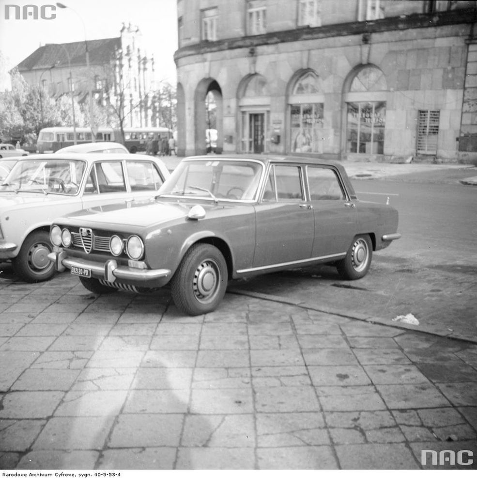 Szacowany okres: 1969 - 1983
Miejsce: Warszawa, parking przed Europejskim, w tle "dom bez kantów"
