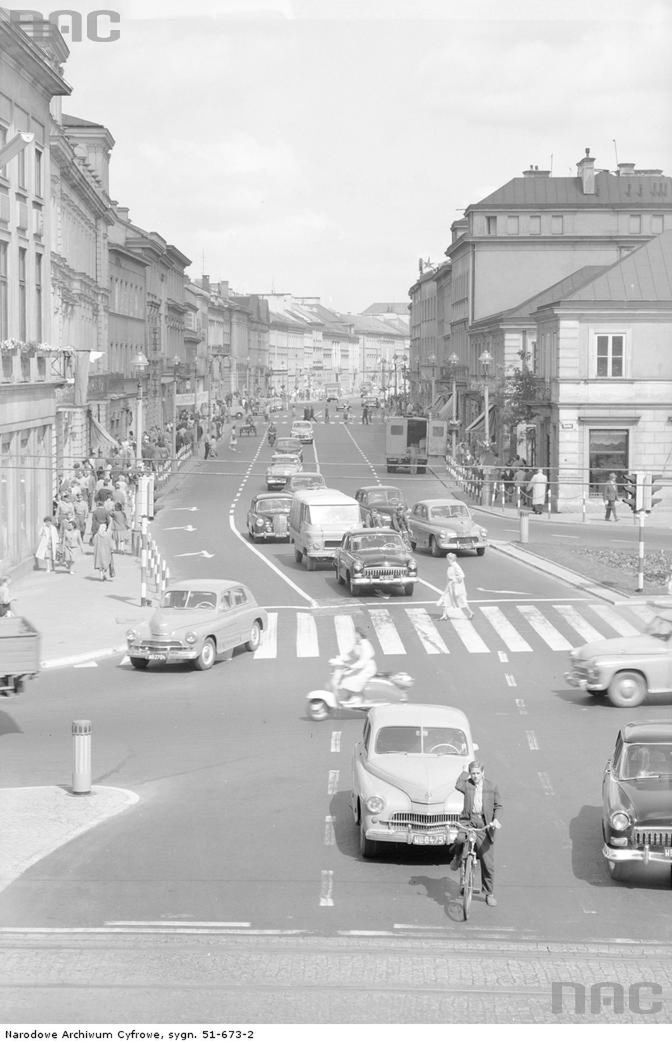 Mercedes W186
Szacowany okres: 1958-1965
Miejsce: ul. Nowy Świat od strony al. Jerozolimskich w Warszawie