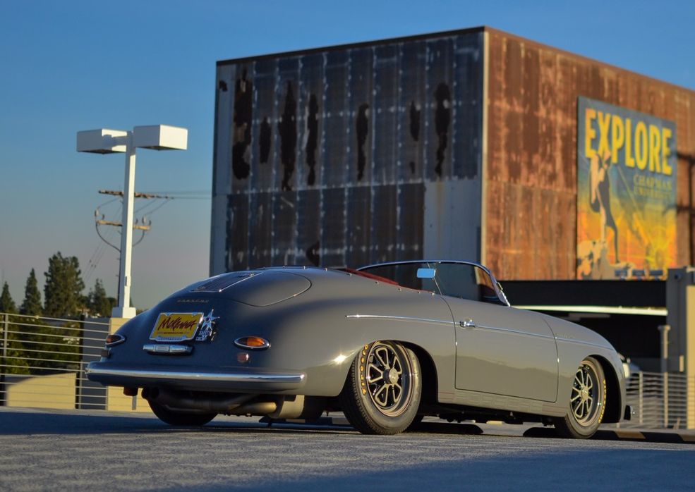 Nadwozie zostało wykonane z włókna szklanego przez firmę Vintage Speedsters. Kolor pochodzi z palety Audi i nazywa się Nardo Gray. Ta sama barwa trafiła na 15-calowe felgi Fifteen52 Outlaw odziane w opony Firestone P560S. Autor repliki przewidział też materiałowy, burgundowy dach.