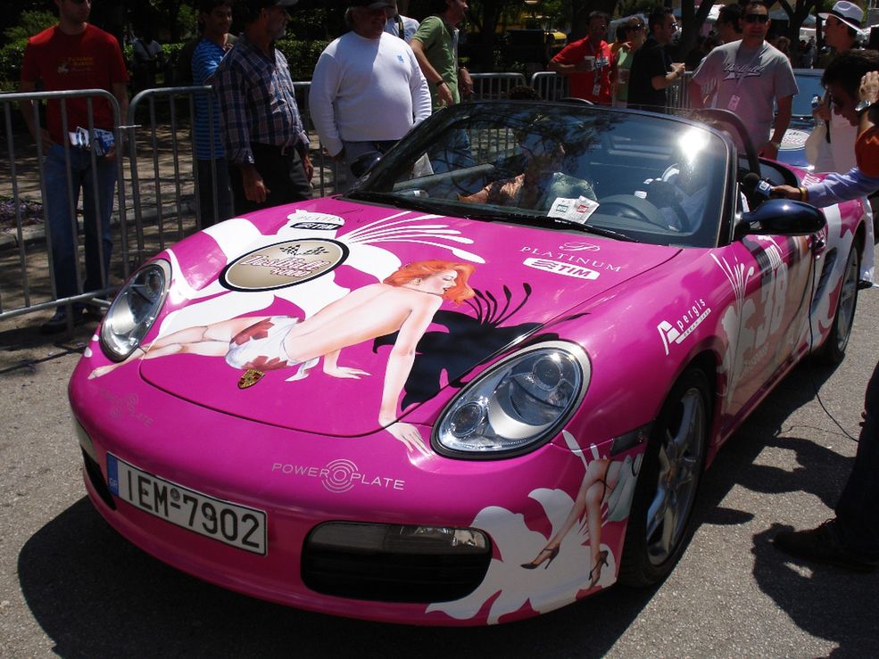 Różowe samochody sportowe Porsche Boxster (Fot. dustball.gr)