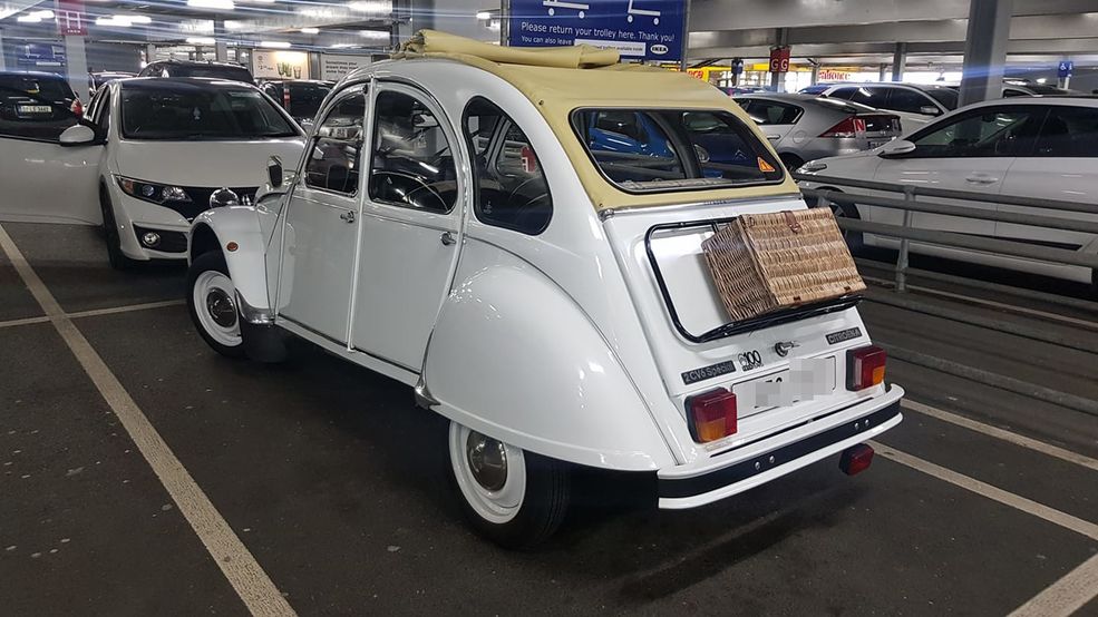 Bajecznie prosty pod względem mechaniki, wyjątkowo tani w momencie premiery i... mający niepowtarzalny od lat styl. Takie auto mogli zrobić tylko Francuzi.
