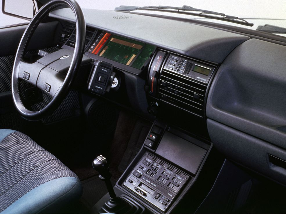 Renault 11
Kto rozpoczął modę na cyfrowe zegary w klasie kompaktów? Ani Fiat Tipo, ani Opel Kadett, a właśnie Renault 11 Electronic (sprzedawane w latach 1983-1985). To w nim - po raz pierwszy w segmencie - zamontowano ten szpanerski ówcześnie dodatek. Na górnym pasku ciekłokrystalicznego ekranu można było wyświetlać prędkość w dwóch zakresach (do 90 i 180 km/h) lub całkowicie przełączyć go na obrotomierz. Podobnie było z informacjami o płynach po lewej stronie. Stosowano tu także syntezator mowy, który informował o najróżniejszych "niedogodnościach", jak np. niski poziom paliwa czy niedomknięte drzwi. Brzmi trochę jak K.I.T.T. z serialu "Nieustraszony", prawda? Niestety, z Renault nie można było podjąć konwersacji. W bogatszych wersjach pasażerowie mogli się natomiast rozkoszować systemem audio Philipsa z equalizerem, a kierowcy obsługę radia ułatwiały przyciski na kierownicy.
