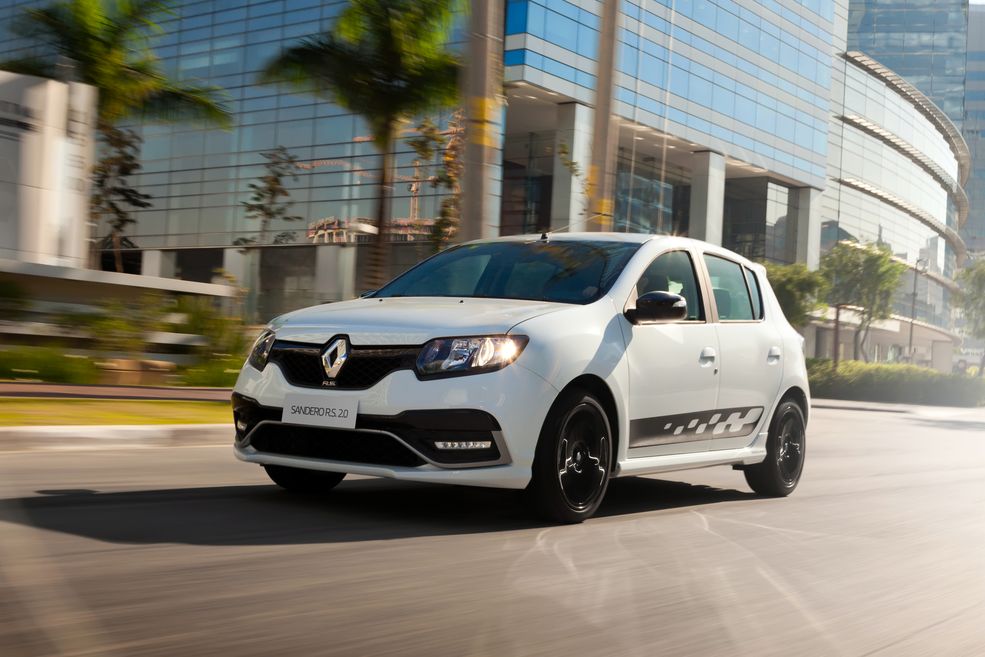 Dacia (Renault) Sandero RS
Dzisiejsze hothatche zbierają coraz więcej negatywnych komentarzy. Obrywa im się za małe, turbodoładowane motory, skomplikowane skrzynie biegów i elektroniczne kagańce czuwające nad każdym ruchem. Co powiecie więc na usprotowione auto miejskie z wolnossącym, dwulitrowym silnikiem o mocy 150 KM? Do tego 6-stopniowy manual, utwardzone zawieszenie i pobłażliwy system ESC. A to wszystko przygotowane przez legendarny RenaultSport. Oto Dacia Sandero w wersji RS. Samochód dostępny jest tylko w wybranych krajach Ameryki Południowej.
