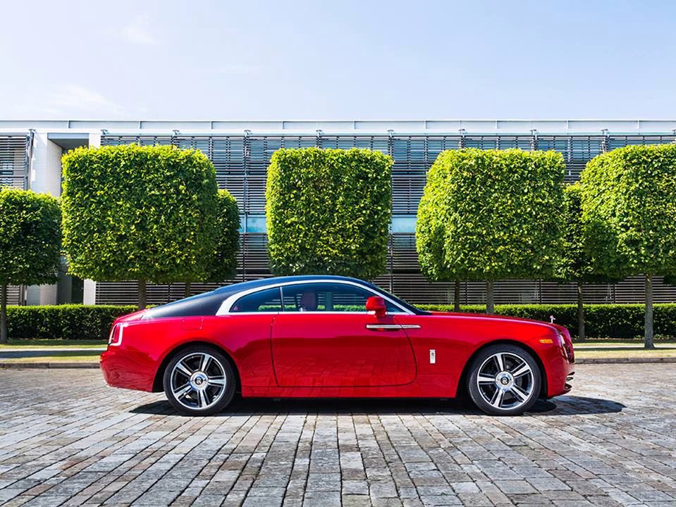 Rolls-Royce Wraith Inspector Morse
Ten nietuzinkowy egzemplarz luksusowego coupé z Wielkiej Brytanii powstał na cześć detektywa z angielskiego serialu. Jest on inspirowany samochodem inspektora Morse'a, co ma odzwierciedlać schemat kolorystyczny. Trzeba przyznać, że chociaż ten Wraith wygląda naprawę interesująco, to średnio oddaje charakter auta inspektora. Dlaczego?
Po pierwsze - inspektor Morse jeździł Jaguarem mk3. Po drugie, barwy w jakich pomalowany był jego samochód, owszem, były dwukolorowe, z czernią na górze, jednak dolna część bardziej wpadała w burgund niż soczystą czerwień. Mimo to wyjątkowy Wraith wygląda dobrze - jest ostentacyjny i monumentalny, jak na Rolls-Royce'a przystało. Trzeba też dodać, że stworzenie tego głębokiego, czerwonego koloru, wymagało położenia aż 20 warstw lakieru.