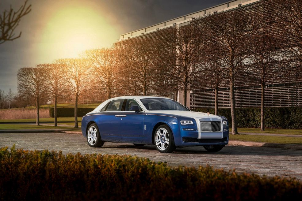 Rolls-Royce Ghost Mysore
Wracamy do Rollsów produkowanych w mniejszych liczbach. Tym razem prezentujemy Ghosta Mysore, który miał powstać w trzech egzemplarzach. Został on stworzony na cześć indyjskiego władcy z XVIII w, o którym za chwilę. Dodatkowo, Mysore po arabsku oznacza bogactwo i władzę. Nic dziwnego, że wszystkie trzy egzemplarze tego Ghosta miały trafić na rynek Abu Zabi.
Nadwozie pokryte jest dwoma kolorami, które uzupełnione są o motyw pawia. W środku z kolei znajdziemy wyszytego tygrysa, który nawiązuje do wielkiego sułtana Tipu, znanego także jako Tygrys Majsur. Tym samym ten wyjątkowy Ghost łączy motyw ptaka-symbolu Indii oraz tygrysa, związanego ze słynnym sułtanem.