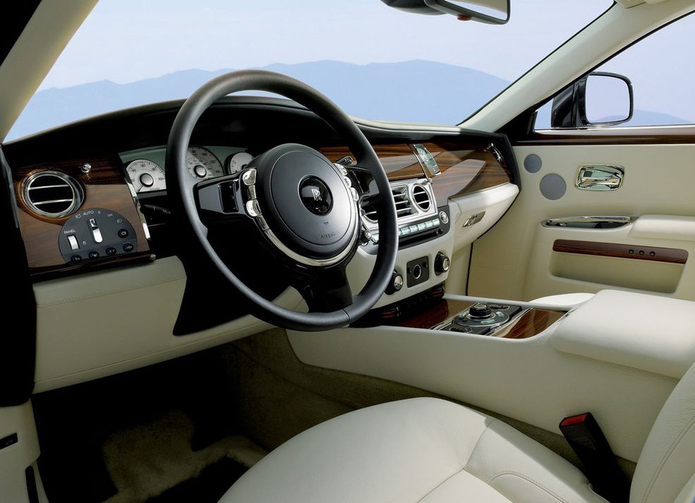 Rolls Royce Ghost Wnętrze wykonane z najwyższą starannością, dobrze, że nie widać, że auto konstrukcyjnie bazuje na BMW Serii 7